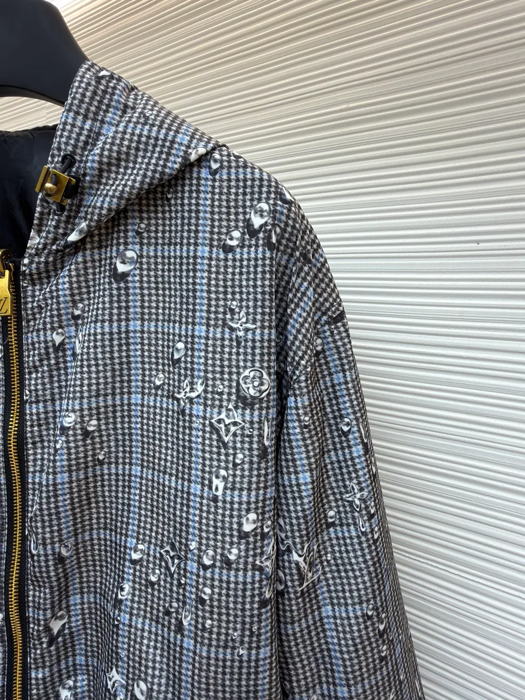 LOUIS VUITTON double-sided hooded raindrop printed windproof jacket ●Original version: 23999 purchase and development ●Item number: 1681911-B40 ●Fabric: nylon fabric ●Technology: printing production ●Color: gray ●Version: fitted version ●Weight: about 460 grams ●Size: S-M-L-XL ●Description: This lightweight double-sided windproof jacket presents two different styles: a vivid Monogram Waterdrop on one side The print consists of playful Monogram logos raining down on elegant Prince of Wales check. The other side is a timeless dark color, complemented by a subtle monogram jacquard in the same color. Easy to store, it's the perfect choice for a cozy weekend in the countryside or a rainy stroll in the city. Body: 100% polyester; Lining: 100% nylon; Other: 100% cotton, Drawstring hood Elasticized cuffs and hem Logo printed at outer side, jacquard logo pattern at inner side Zip at front Trim pockets. The overall wiring is straight and delicate, the fabric is comfortable and soft, and the color is consistent without color difference. It can be matched with the same style to create a fashionable look and control various occasions. Customized accessories, complete with three standards, same style for men and women!